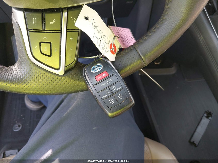 2022 Toyota Sienna Limited/Platinum VIN: 5TDZRKEC8NS109970 Lot: 43704425