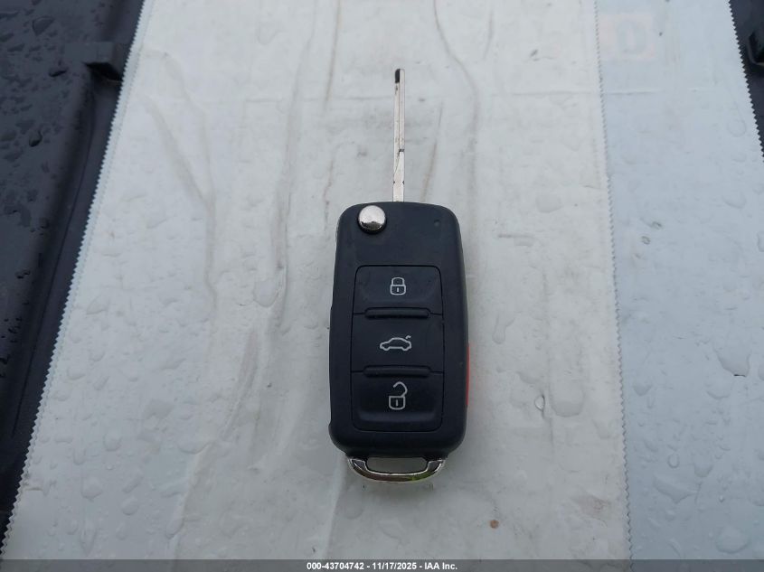 2018 Volkswagen Passat 2.0T R-Line/2.0T S VIN: 1VWAA7A33JC043909 Lot: 43704742