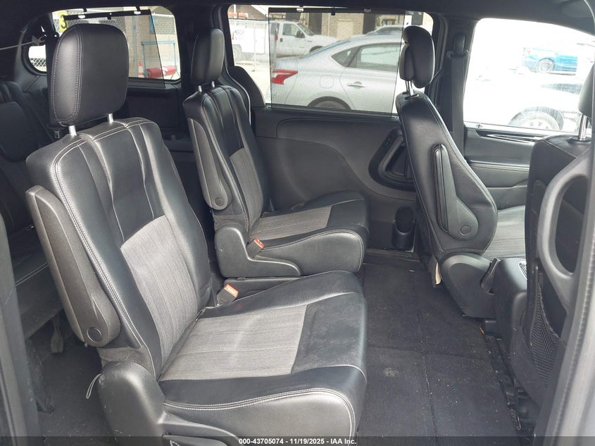 2015 Chrysler Town & Country S VIN: 2C4RC1HG5FR590491 Lot: 43705074