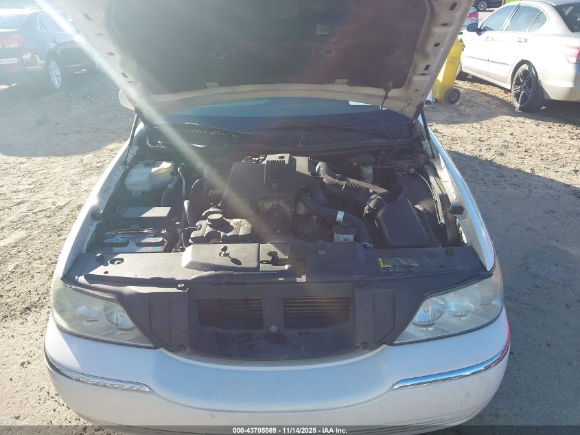 2003 Lincoln Town Car Signature VIN: 1LNHM82W43Y684575 Lot: 43705569