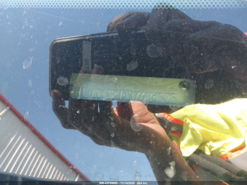 2003 Lincoln Town Car Signature VIN: 1LNHM82W43Y684575 Lot: 43705569