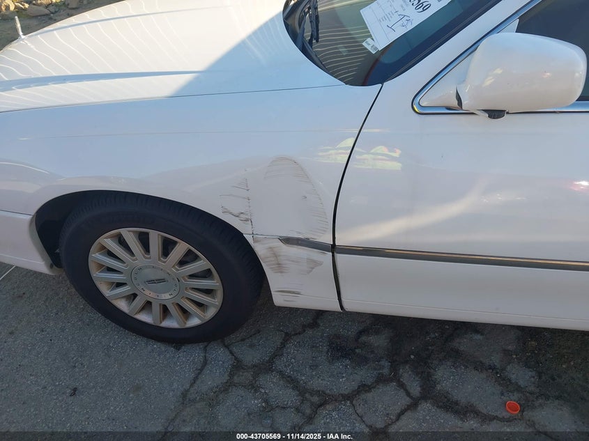 2003 Lincoln Town Car Signature VIN: 1LNHM82W43Y684575 Lot: 43705569