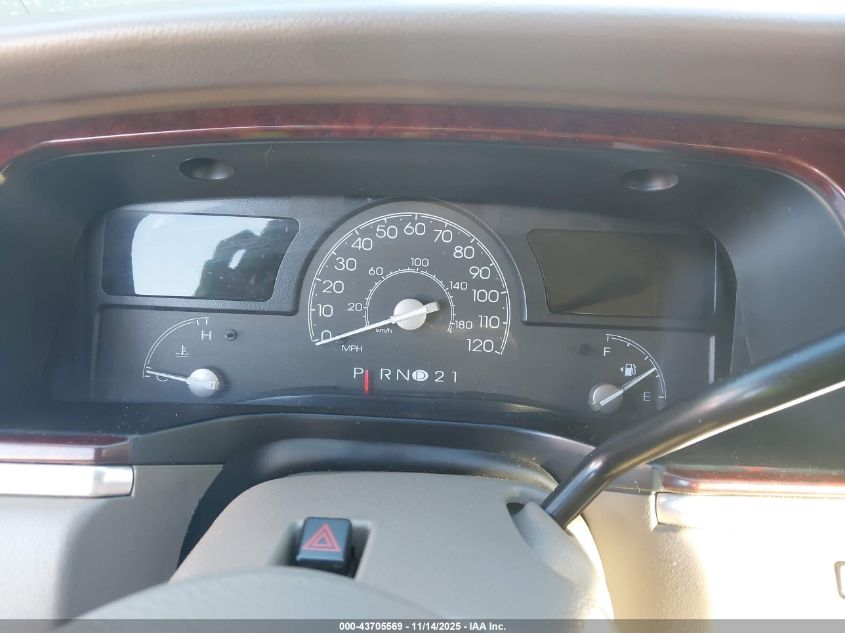 2003 Lincoln Town Car Signature VIN: 1LNHM82W43Y684575 Lot: 43705569