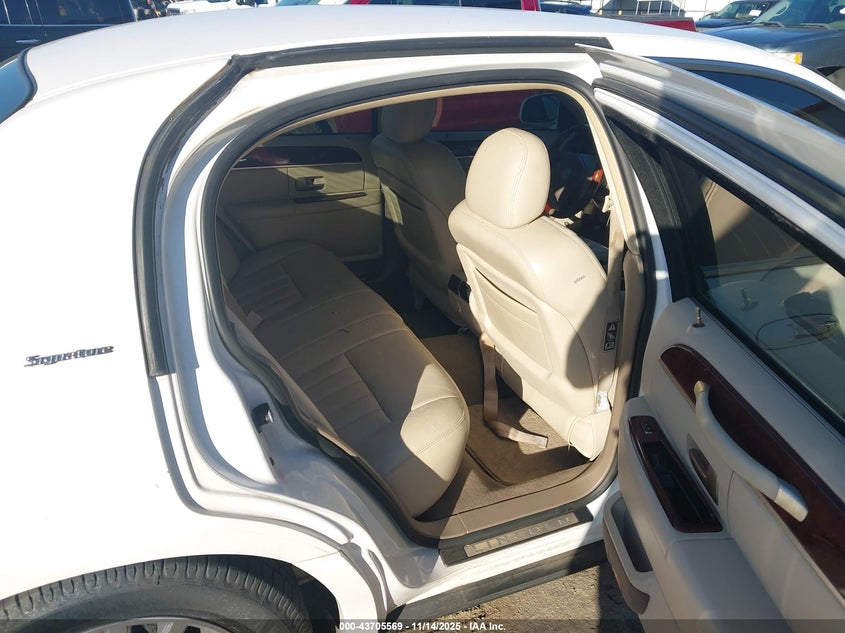 2003 Lincoln Town Car Signature VIN: 1LNHM82W43Y684575 Lot: 43705569