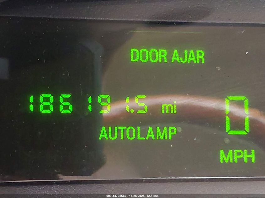 2003 Lincoln Town Car Signature VIN: 1LNHM82W43Y684575 Lot: 43705569