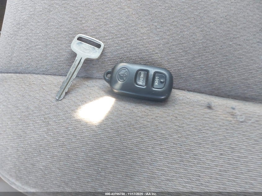 2000 Toyota Camry Le V6 VIN: 4T1BF22K6YU954785 Lot: 43705758