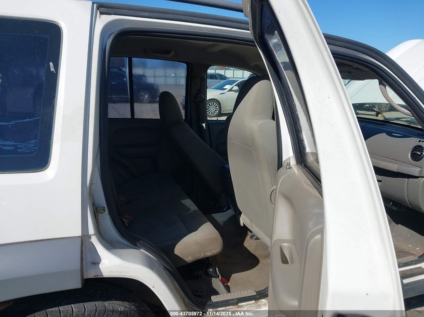2005 Jeep Liberty Sport VIN: 1J4GK48K25W596569 Lot: 43705972