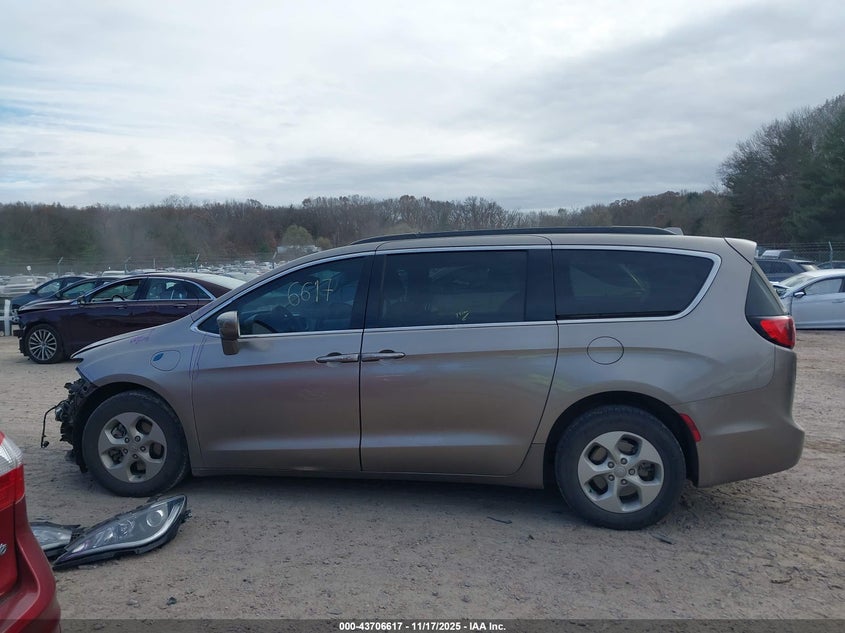 2017 Chrysler Pacifica Hybrid Premium VIN: 2C4RC1L79HR779137 Lot: 43706617