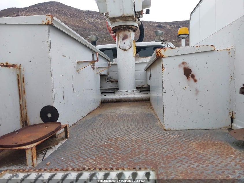 2002 Ford F-550 Xl/Xlt VIN: 1FDAF56F62ED64842 Lot: 43706833