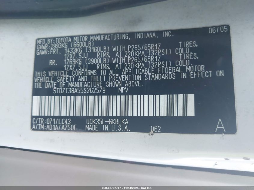 2005 Toyota Sequoia Limited V8 VIN: 5TDZT38A55S262579 Lot: 43707747