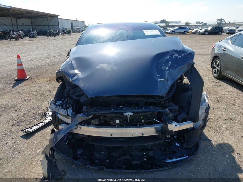 2022 Tesla Model X Dual Motor All-Wheel Drive VIN: 7SAXCBE50NF329900 Lot: 43708884