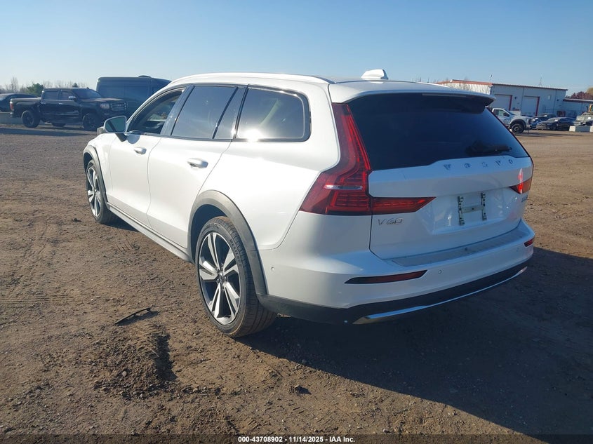 YV4L12WK1S2146331 2025 VOLVO V60 CROSS COUNTRY photo no. 3
