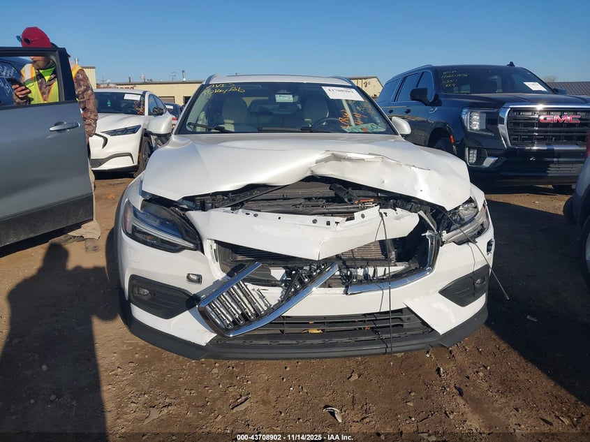2025 Volvo V60 Cross Country B5 Plus VIN: YV4L12WK1S2146331 Lot: 43708902