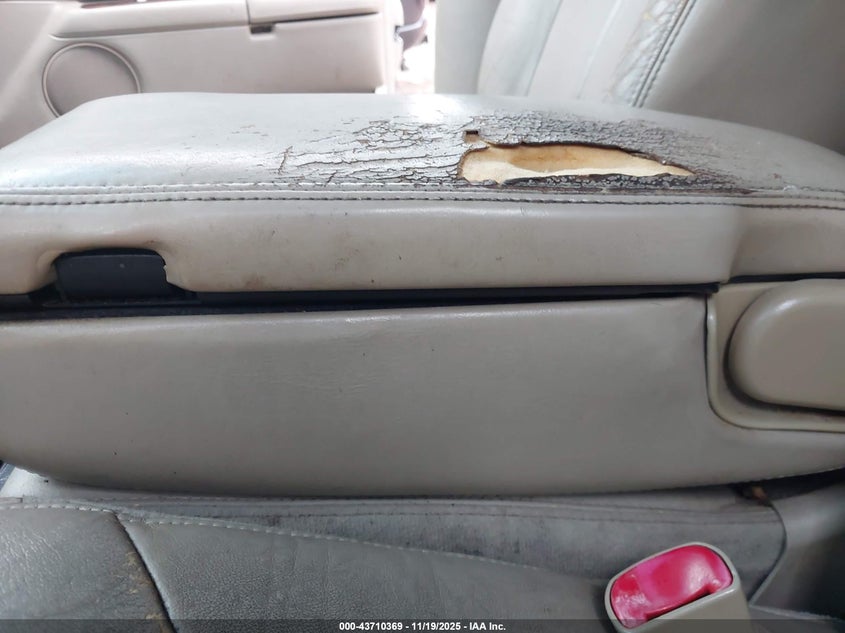 2006 Lincoln Town Car Signature Limited VIN: 1LNHM82V36Y648176 Lot: 43710369