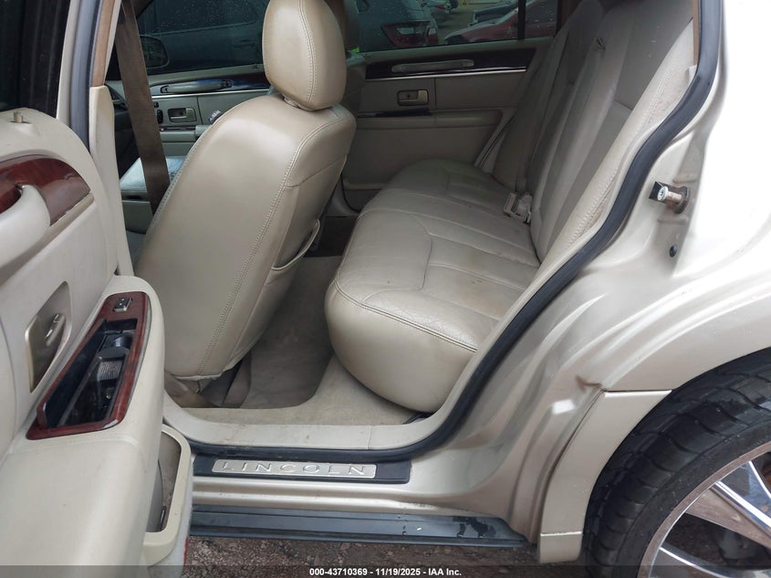 2006 Lincoln Town Car Signature Limited VIN: 1LNHM82V36Y648176 Lot: 43710369