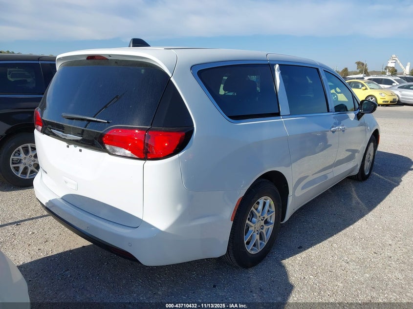 2C4RC1CG8TR189665 2026 CHRYSLER VOYAGER photo no. 4