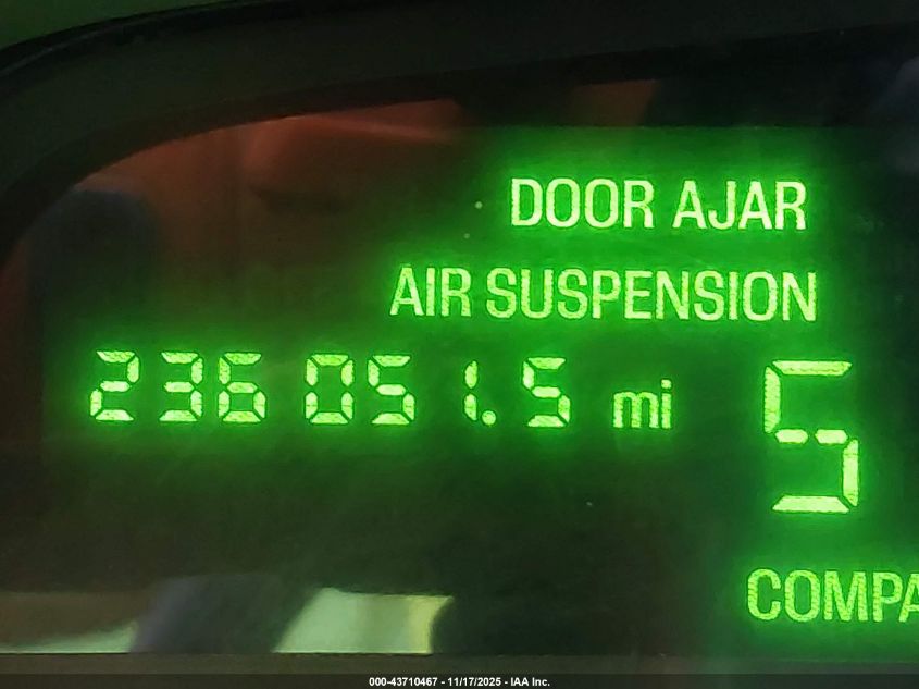 1998 Lincoln Town Car Executive VIN: 1LNFM81W5WY701039 Lot: 43710467