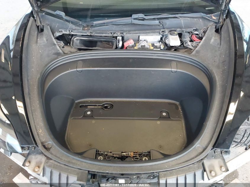 2019 Tesla Model 3 Long Range/Performance VIN: 5YJ3E1EBXKF384405 Lot: 43711181