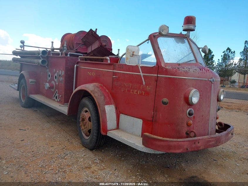 1952 AMERICAN LAFRANCE FIRETRUCK auction photo 1