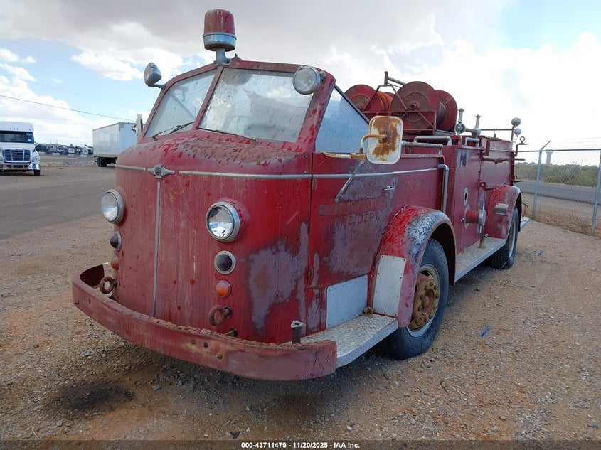 1952 AMERICAN LAFRANCE FIRETRUCK auction photo 2