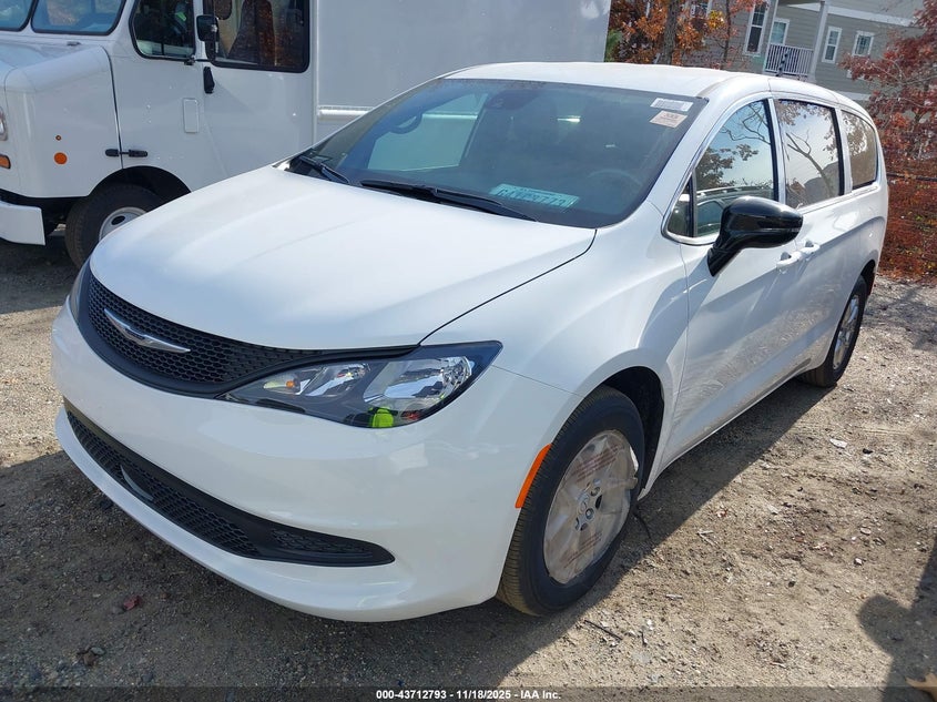 2C4RC1CG2TR189726 2026 CHRYSLER VOYAGER photo no. 2