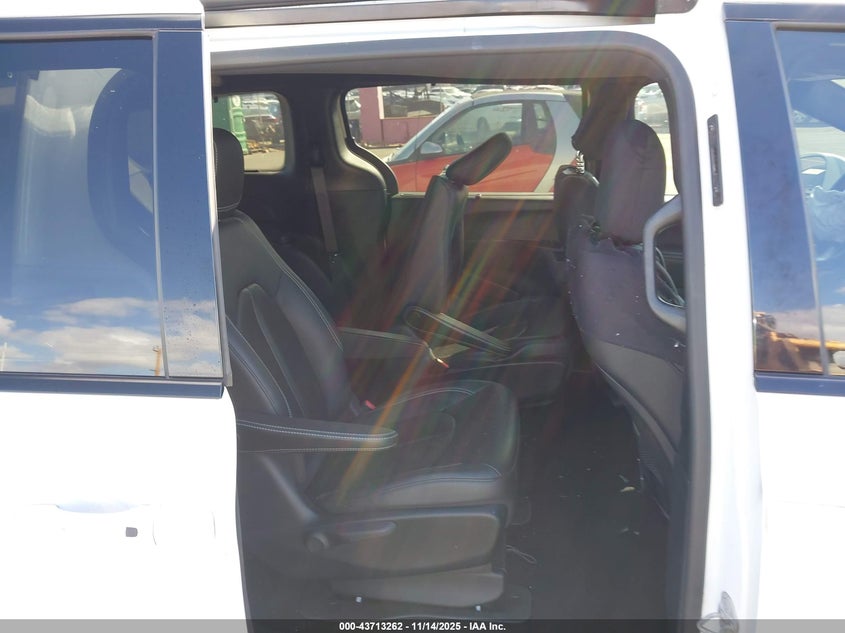 2020 Chrysler Pacifica Hybrid Touring L VIN: 2C4RC1L74LR258822 Lot: 43713262