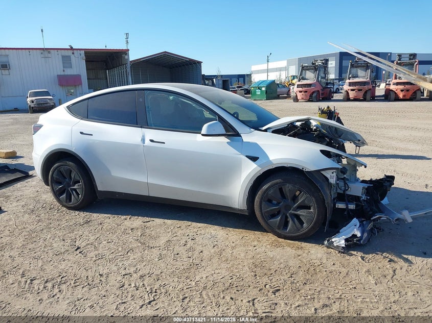 2025 Tesla Model Y Long Range Dual Motor All-Wheel Drive VIN: 7SAYGDEE4SA352948 Lot: 43713421