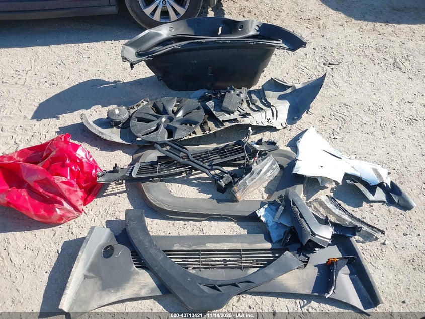 2025 Tesla Model Y Long Range Dual Motor All-Wheel Drive VIN: 7SAYGDEE4SA352948 Lot: 43713421