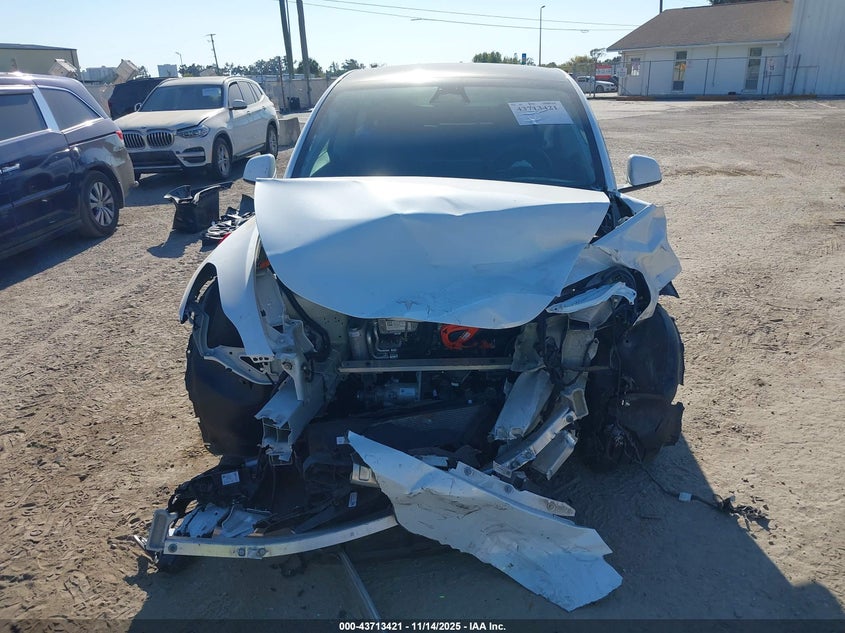 2025 Tesla Model Y Long Range Dual Motor All-Wheel Drive VIN: 7SAYGDEE4SA352948 Lot: 43713421