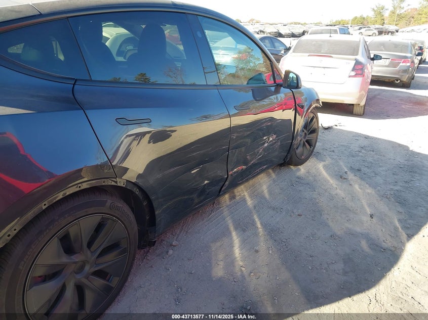 2025 Tesla Model Y Long Range Dual Motor Rear-Wheel Drive VIN: 7SAYGDED1SA365339 Lot: 43713577