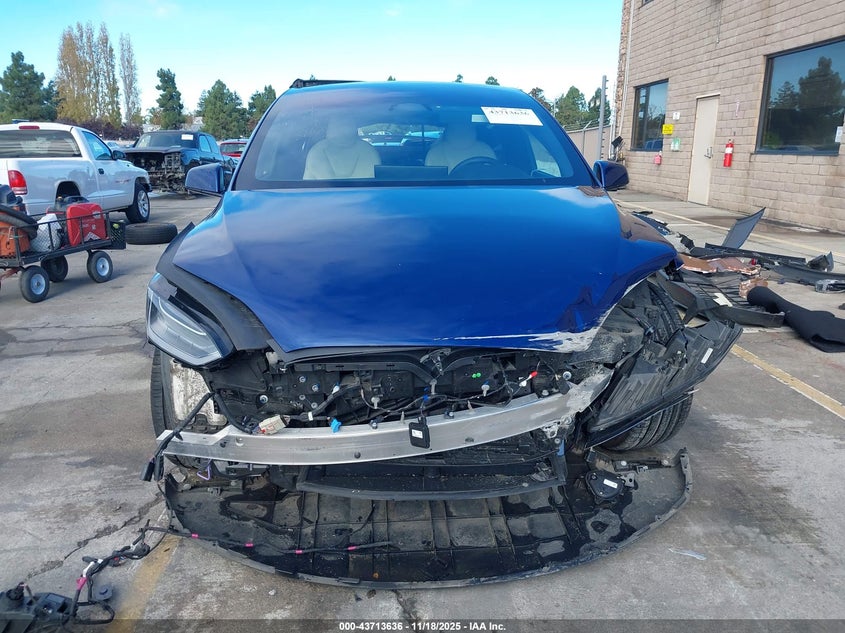 2022 Tesla Model X Dual Motor All-Wheel Drive VIN: 7SAXCBE58NF351269 Lot: 43713636