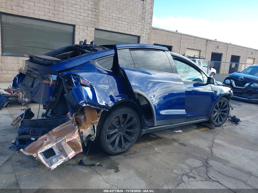 2022 Tesla Model X Dual Motor All-Wheel Drive VIN: 7SAXCBE58NF351269 Lot: 43713636
