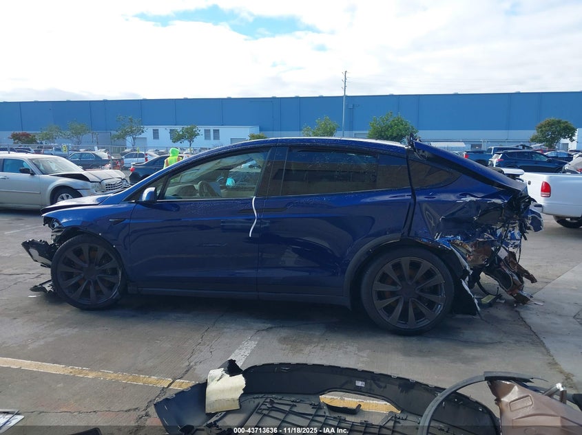2022 Tesla Model X Dual Motor All-Wheel Drive VIN: 7SAXCBE58NF351269 Lot: 43713636