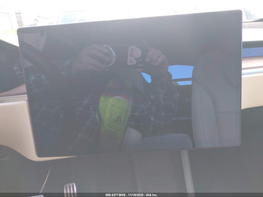 2022 Tesla Model X Dual Motor All-Wheel Drive VIN: 7SAXCBE58NF351269 Lot: 43713636