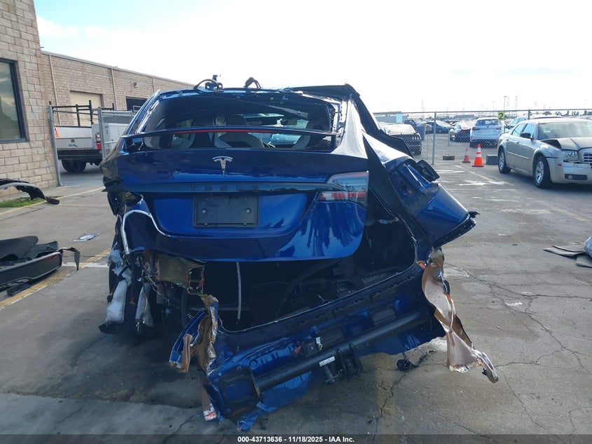 2022 Tesla Model X Dual Motor All-Wheel Drive VIN: 7SAXCBE58NF351269 Lot: 43713636