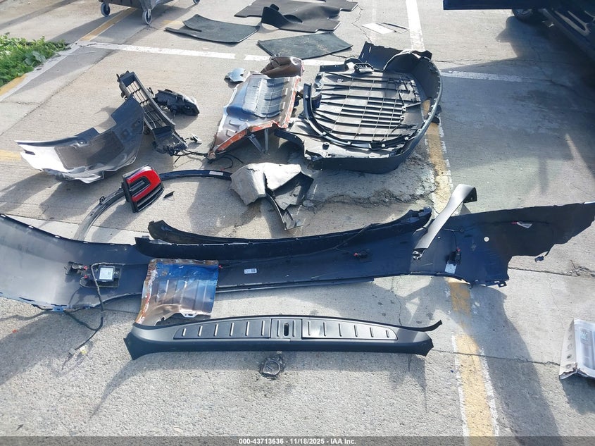 2022 Tesla Model X Dual Motor All-Wheel Drive VIN: 7SAXCBE58NF351269 Lot: 43713636