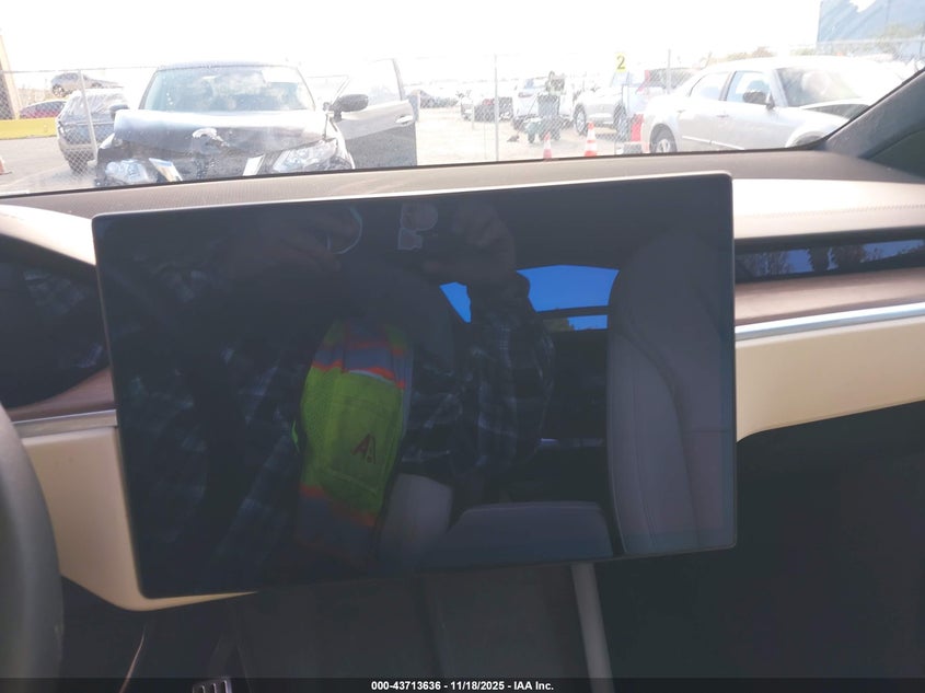 2022 Tesla Model X Dual Motor All-Wheel Drive VIN: 7SAXCBE58NF351269 Lot: 43713636