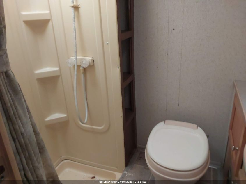 2004 Ford E-450 Cutaway Standard VIN: 1FDXE45S94HA15844 Lot: 43713803