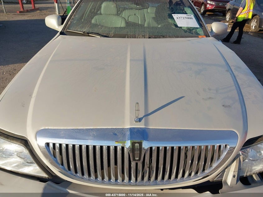 2005 Lincoln Town Car Signature L VIN: 1LNHM85W15Y631394 Lot: 43715000