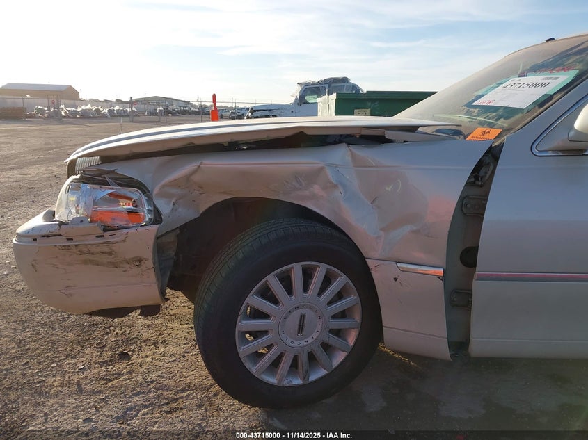 2005 Lincoln Town Car Signature L VIN: 1LNHM85W15Y631394 Lot: 43715000