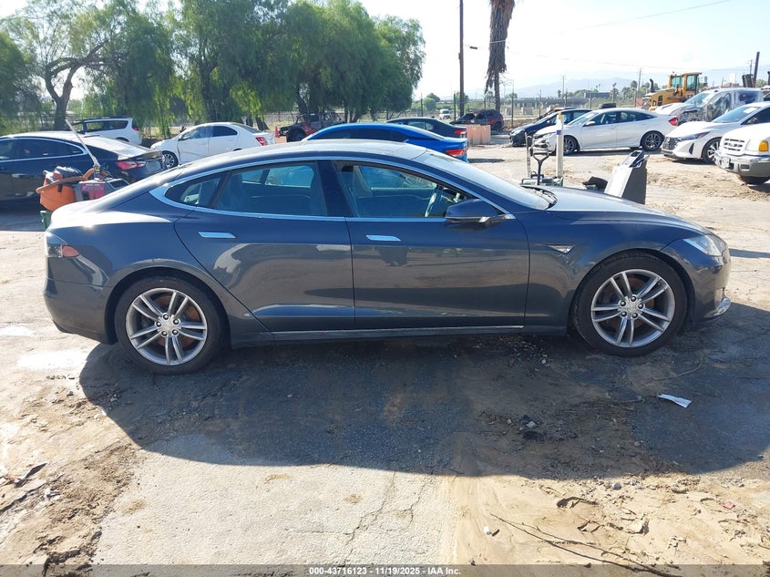 2016 Tesla Model S 60/70/75/85 VIN: 5YJSA1E19GF131727 Lot: 43716123