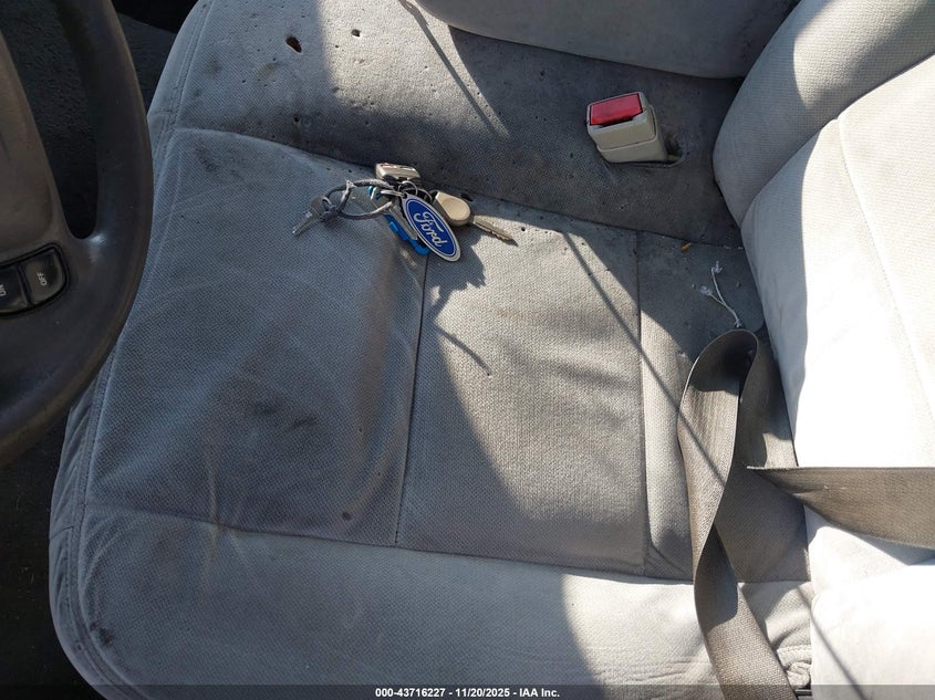 2003 Ford Crown Victoria Standard VIN: 2FAFP73W03X182860 Lot: 43716227