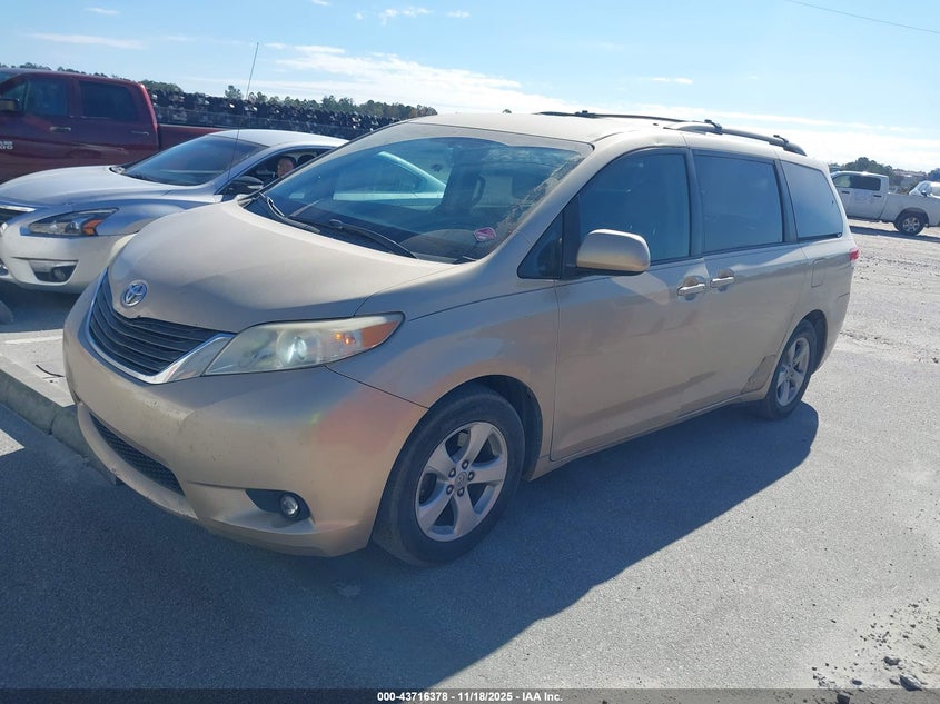 5TDKK3DC8CS245803 2012 TOYOTA SIENNA photo no. 2