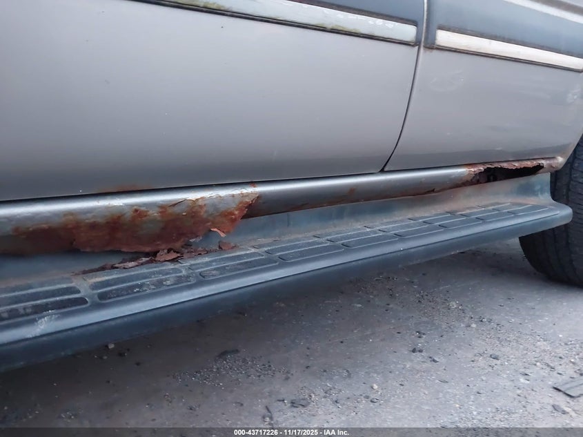 2003 Chevrolet Tahoe Ls VIN: 1GNEK13V73J175476 Lot: 43717226