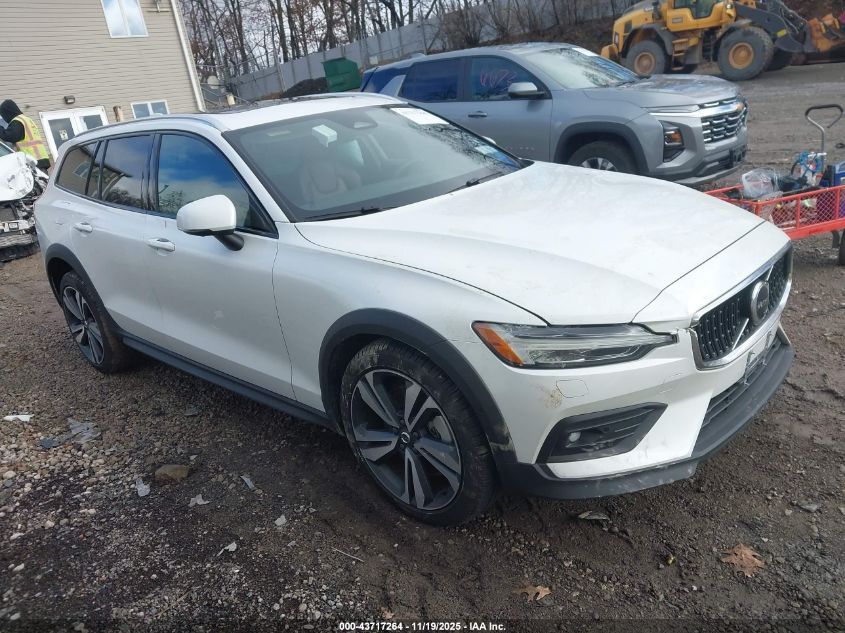2025 Volvo V60 Cross Country B5 Plus