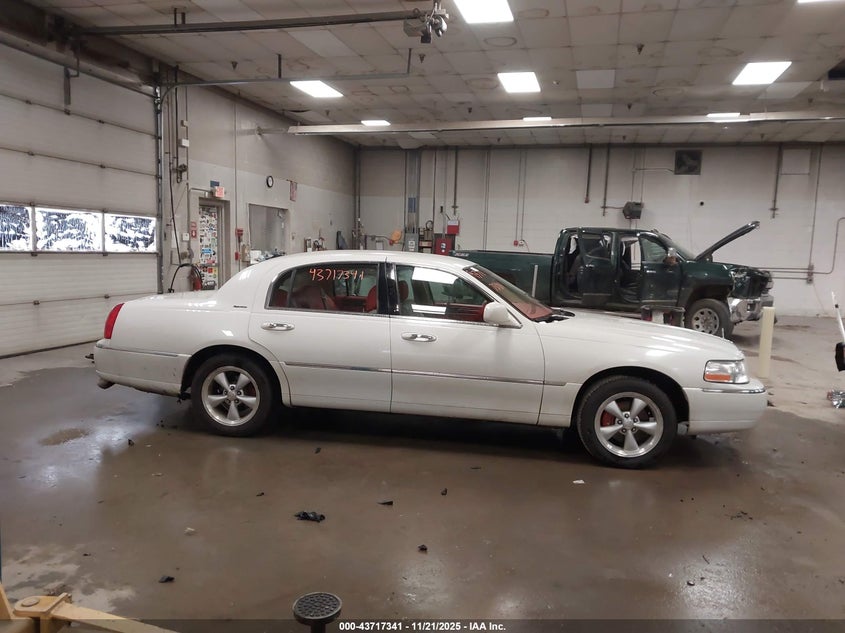 2006 Lincoln Town Car Signature VIN: 1LNHM81W26Y651130 Lot: 43717341