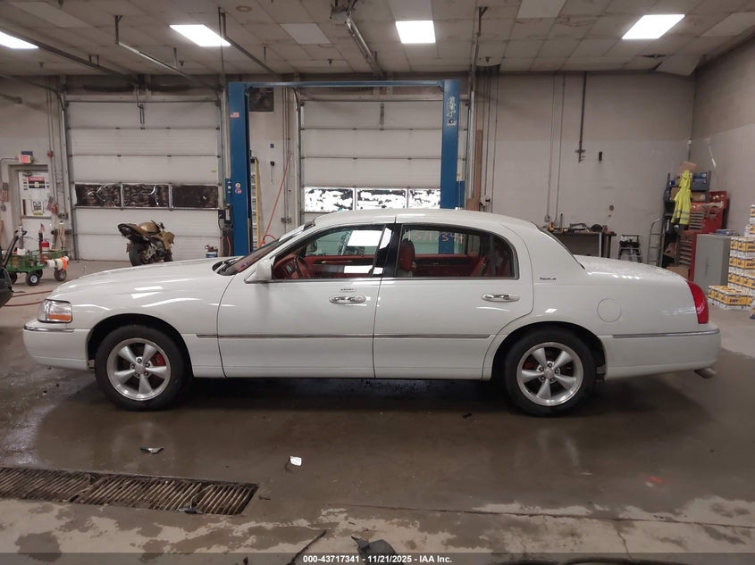 2006 Lincoln Town Car Signature VIN: 1LNHM81W26Y651130 Lot: 43717341