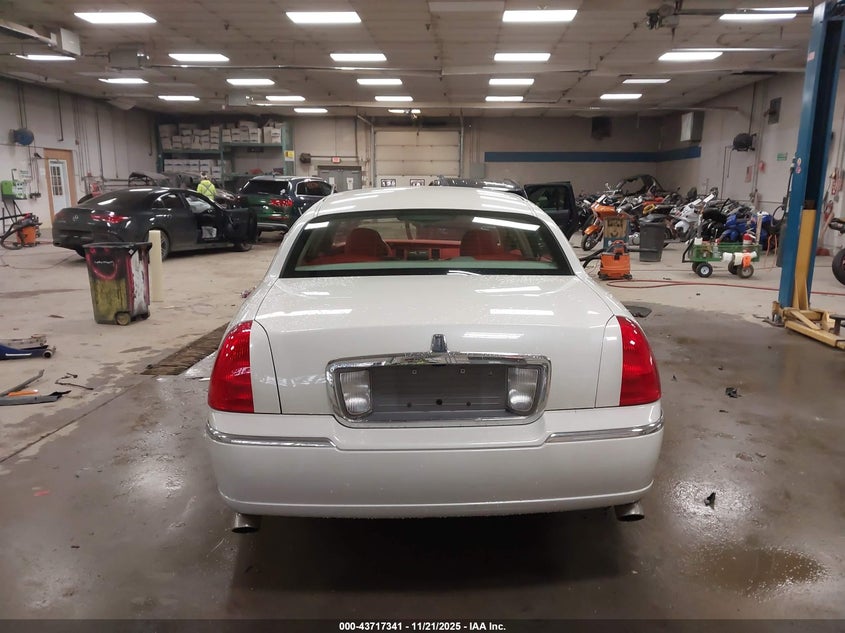 2006 Lincoln Town Car Signature VIN: 1LNHM81W26Y651130 Lot: 43717341