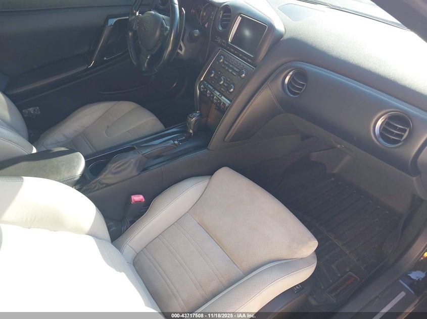 JN1AR5EF3DM260799 2013 NISSAN GT-R photo no. 5