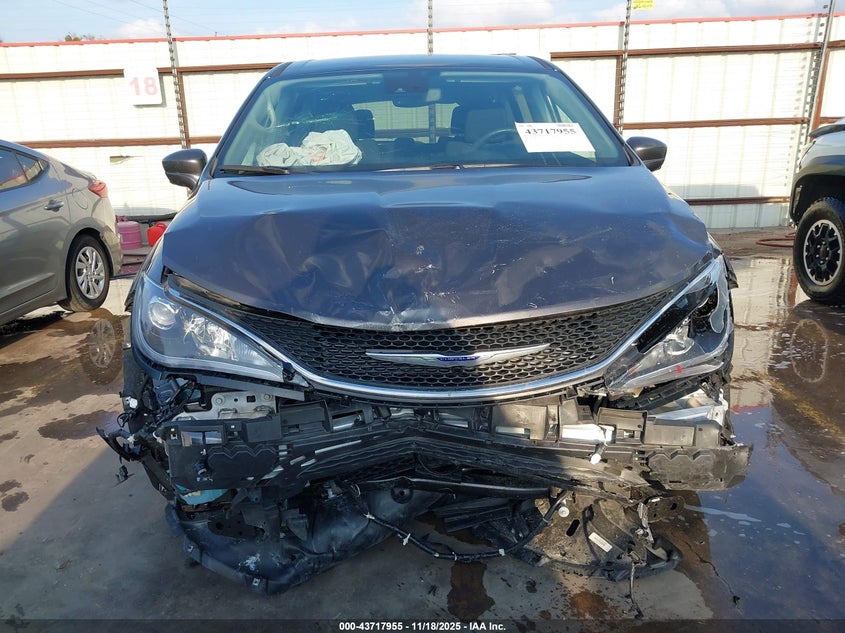 2020 Chrysler Pacifica Touring VIN: 2C4RC1FG8LR135780 Lot: 43717955